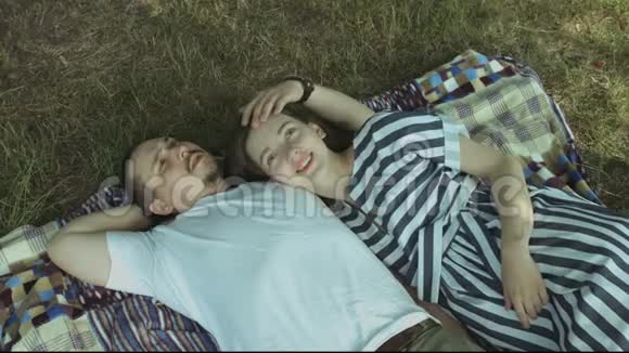 躺在野餐毯上放松的情侣视频的预览图