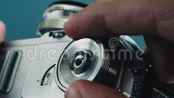 复古相机特写镜头金属表面的接触视频的预览图