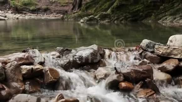 一个由里贝拉石头制成的小湖为期三个月河谷的山景山河山谷视频的预览图