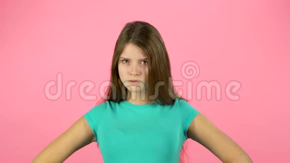 小女孩在粉色的背景下很生气很不满意视频的预览图