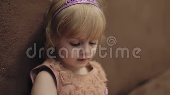 快乐的三岁女孩可爱的金发孩子棕色的眼睛可爱的女孩微笑着漂亮的小孩化妆视频的预览图
