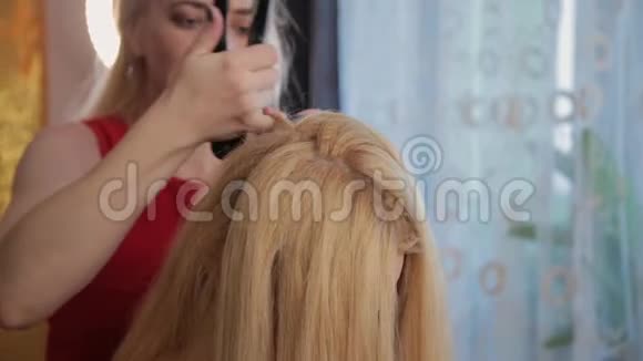 漂亮的女理发师做了一个时髦的发型视频的预览图