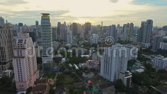 泰国日落时曼谷城市天际线鸟瞰图视频的预览图