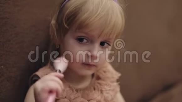 快乐的三岁女孩可爱的金发孩子棕色的眼睛可爱的女孩微笑着漂亮的小孩化妆视频的预览图