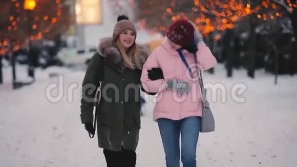 冬日快乐的女朋友们一起走在巷子里视频的预览图