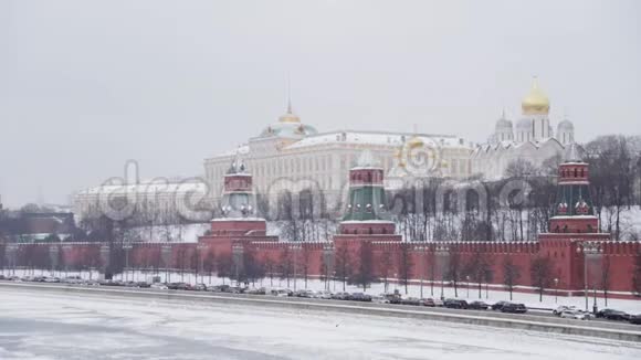 莫斯科俄罗斯2018年12月克里姆林宫墙在冬季从桥上拍摄汽车在莫斯科河附近行驶视频的预览图