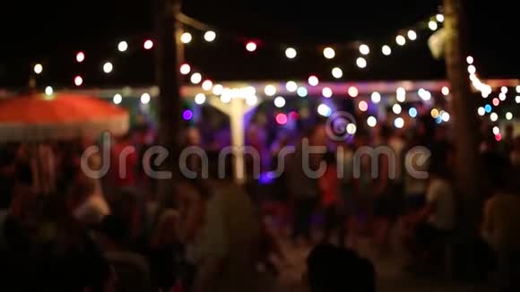 迪斯科俱乐部的沙滩派对大型夜派对很多人喝酒跳舞视频的预览图