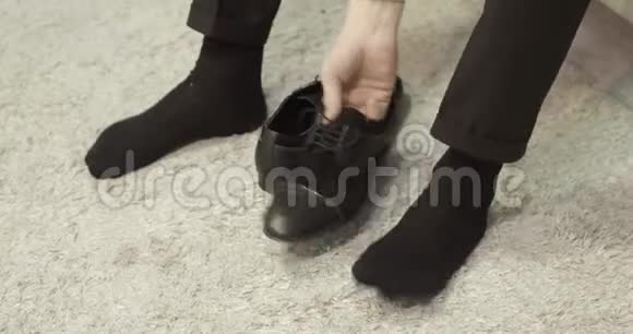 穿黑皮鞋的人视频的预览图