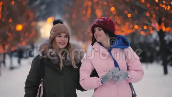 冬日快乐的女朋友们一起走在巷子里视频的预览图