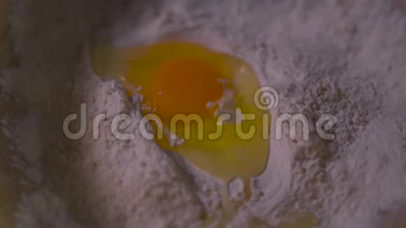 牛奶和鸡蛋一起倒在面粉上视频的预览图