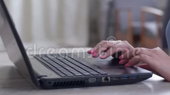 女商人在网上工作女自由职业者的手在电脑键盘上打字特写视频的预览图