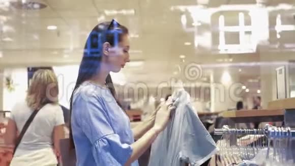 在女装店购物的年轻白人妇女视频的预览图