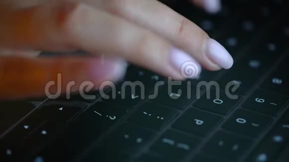 女性手部特写用笔记本电脑在深夜打字视频的预览图