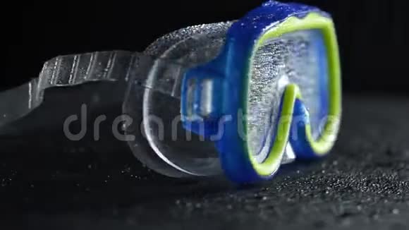 水下游泳和潜水用蓝绿色护目镜视频的预览图