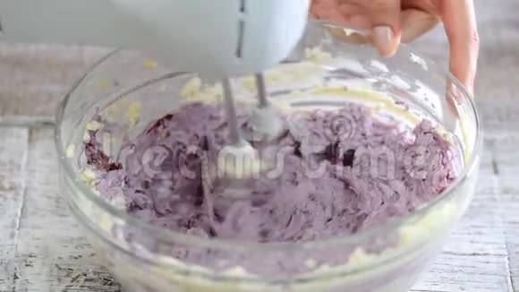 糕点厨师用搅拌机打蓝莓奶油视频的预览图