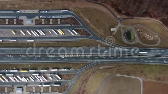 德国4k公路停车场俯视图视频的预览图
