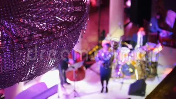 音乐厅里的爵士音乐会站在舞台上表演的艺术家视频的预览图