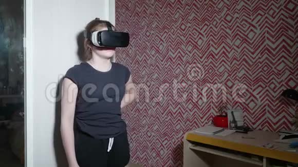 戴着虚拟现实眼镜的女孩站在那里谈论一些事情视频的预览图