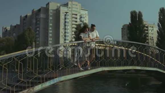微笑的情侣在桥上拥抱视频的预览图