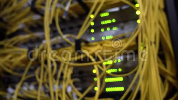 电信宽带光纤黄缆数据中心架闪烁的绿色LED灯模糊的超级计算机视频的预览图