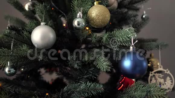 黑暗中有闪亮花环的人造圣诞树视频的预览图