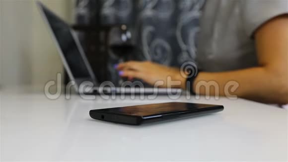 一部黑色智能手机摆在商务人士的桌上视频的预览图