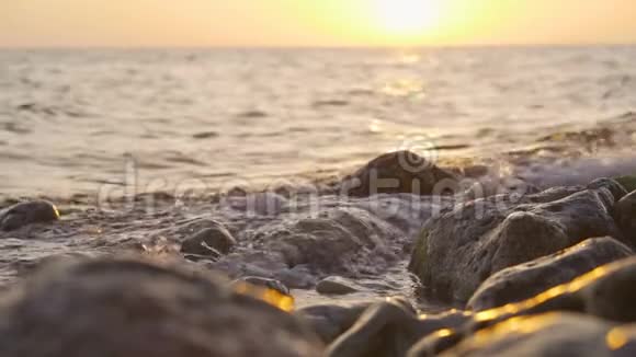 令人惊叹的日落在热带海滩上视频的预览图