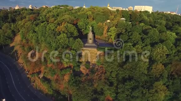 空中观景纪念碑弗拉基米尔王子在夏季公园基辅城市景观视频的预览图
