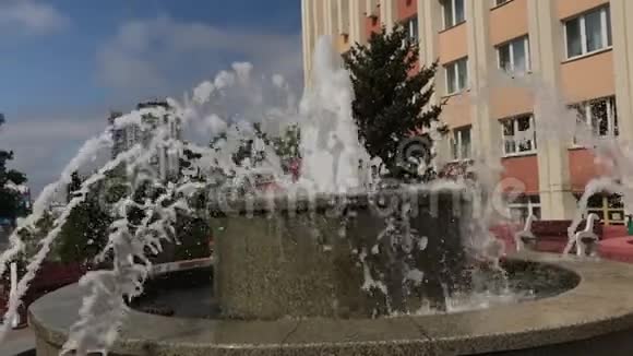 在繁忙的城市街道上工作的喷泉慢动作特写视频的预览图
