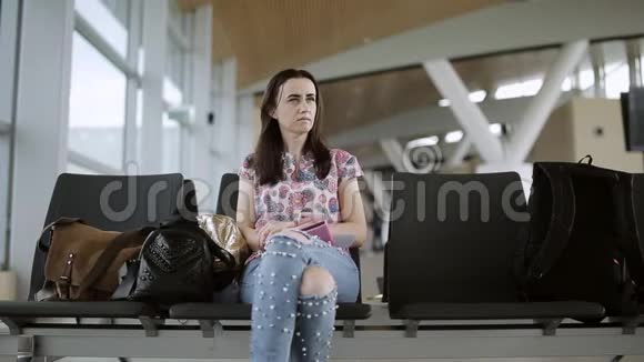 在机场休息室等您的航班的幸福家庭视频的预览图