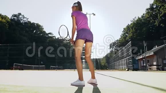 年轻的女网球运动员专注于她的正手游戏视频的预览图