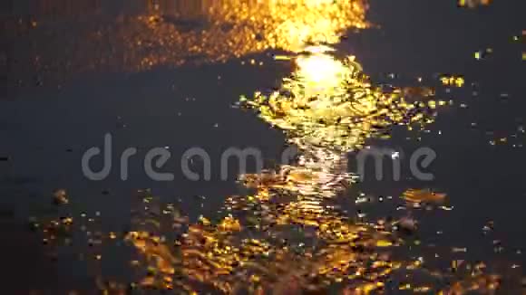 晚上一股强大的水流沿着沥青倾泻到街道上视频的预览图