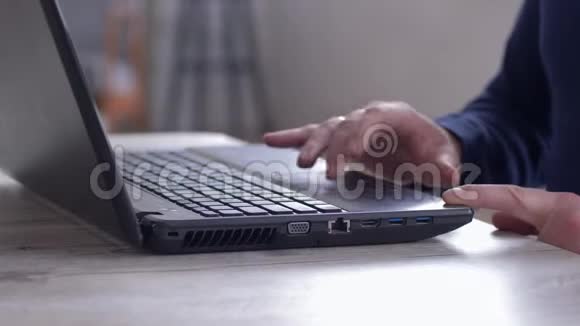 男性手使用笔记本电脑将信息复制到坐在桌子上的usb闪存盘上视频的预览图