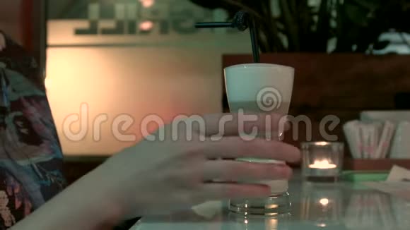 一个女人正在从杯子里啜饮咖啡视频的预览图