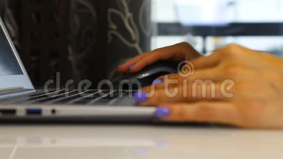 一个女孩用电脑鼠标扫描笔记本电脑上的信息视频的预览图