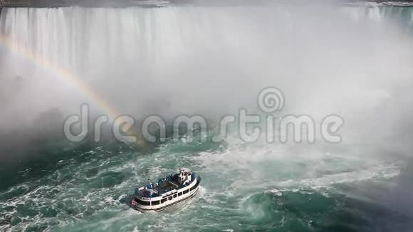 尼亚加拉瀑布下面有一艘旅游船和彩虹在浪花中视频的预览图