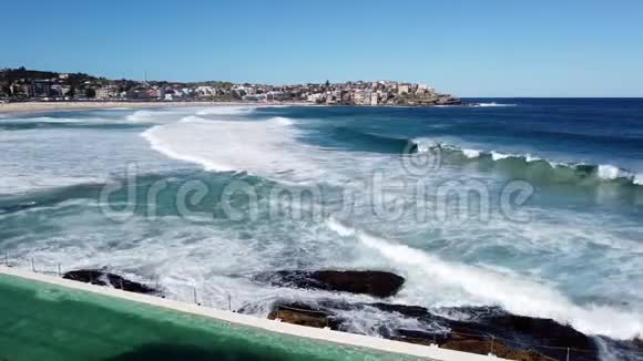 太平洋海浪卷进澳大利亚悉尼邦迪海滩视频的预览图