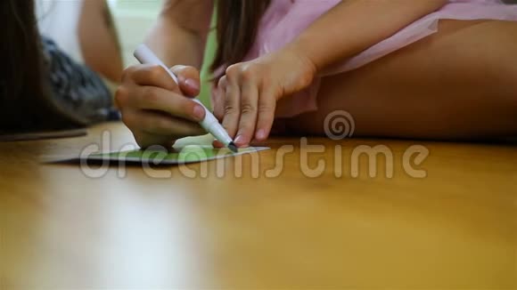 那个女孩用黑色记号笔画三角形视频的预览图
