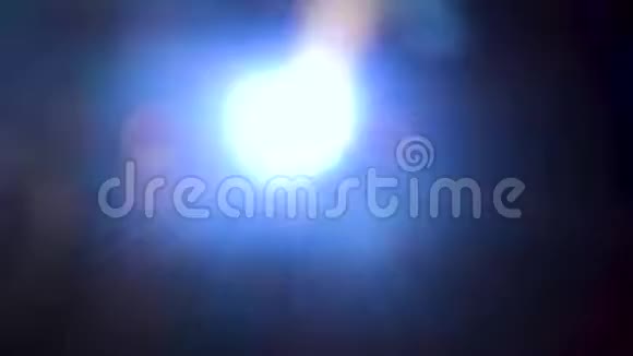 焊接机在黑暗中的散焦飞溅视频的预览图