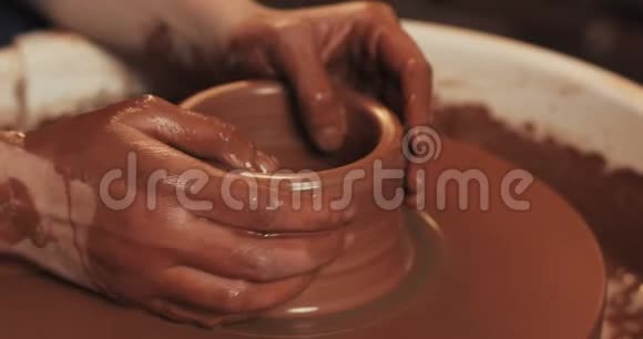 波特创造了一个陶罐粘土作坊手在陶轮上工作塑造一个陶罐红泥特写视频的预览图