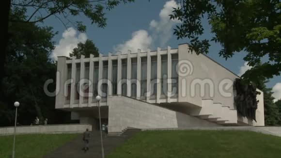有草坪和公园的苏联现代风格建筑视频的预览图