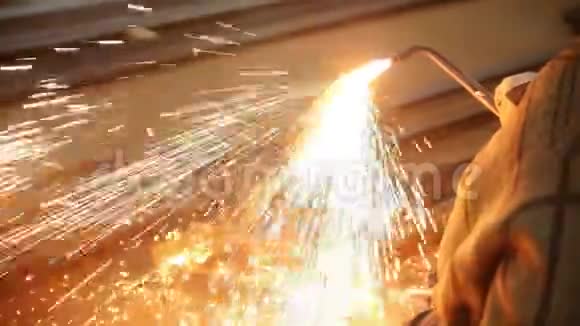 建筑工厂在工作场所用煤气炉的人加热细节的侧面视频的预览图