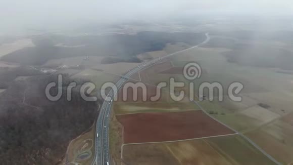 在德国一条公路上从云层上看靠近田野4k视频的预览图