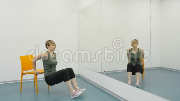 女士在健身房锻炼腿视频的预览图