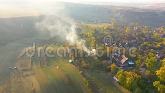 燃烧干草和浓烟的秋乡鸟瞰图视频的预览图