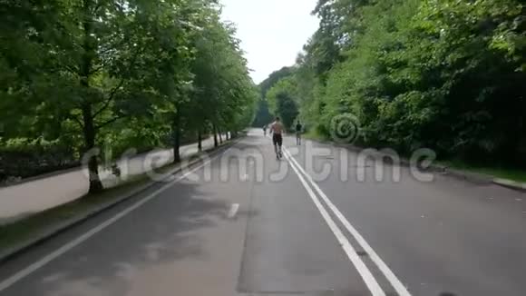 一个夏天男人一大早就在公园里慢跑视频的预览图