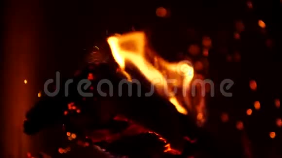 温暖舒适的燃烧壁炉的缓慢运动美丽的炽热火花开火黑色火焰特写视频的预览图