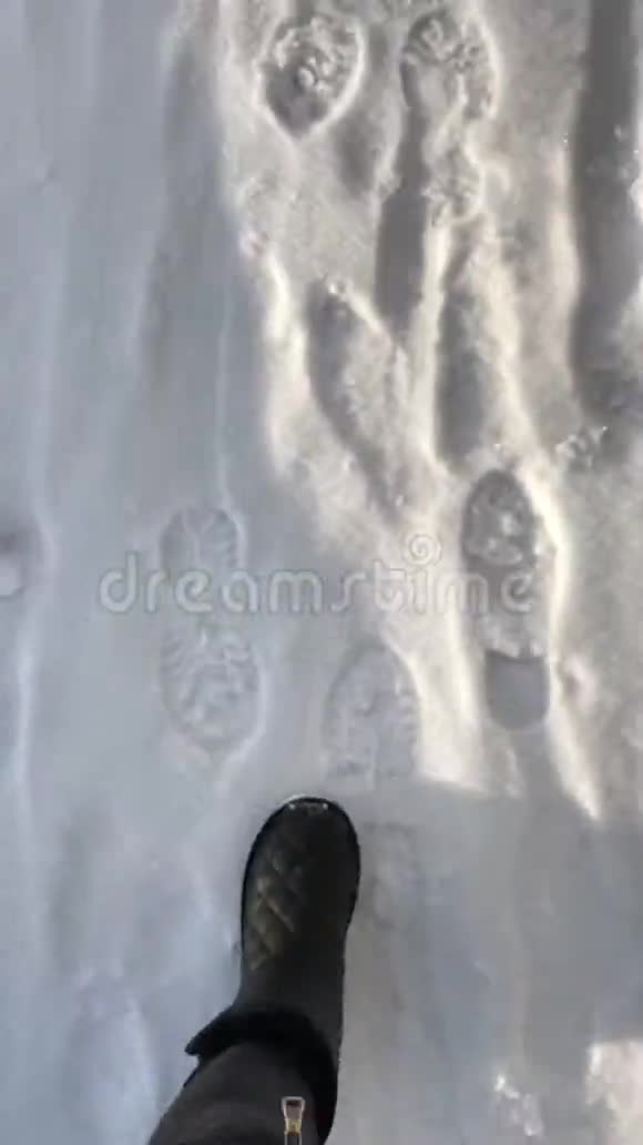 走过清脆的积雪女人腿在雪地上从上面看视频的预览图