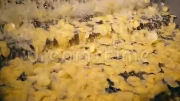 薯片在滚油中流动视频的预览图