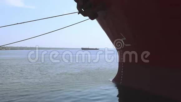 货船在港口码头装货视频的预览图